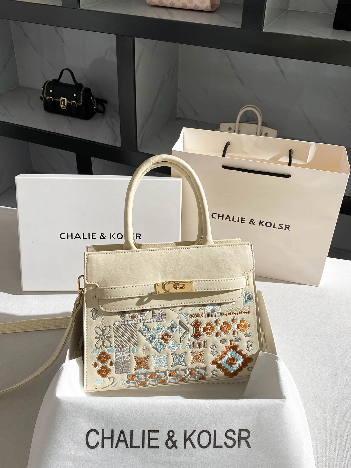 nuova-borsa-a-spalla-casual-in-pelle-morbida-stile-cinese-con-ricami-pesanti-e-grande-capacita-modello-2026-da-donna-per-la-mamma