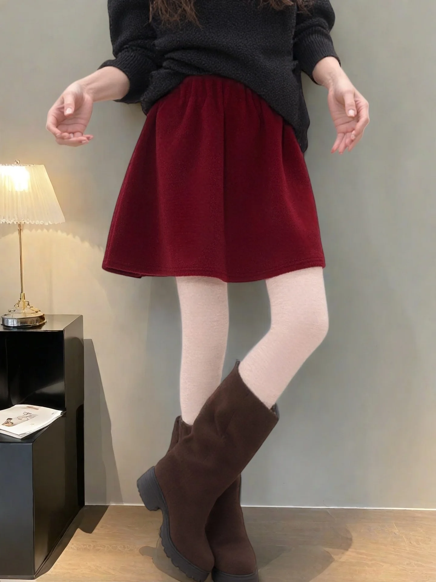 Célébration du nouvel an avec une jupe trapèze rouge en laine, nouveau style d'automne et d'hiver pour femmes, jupe courte amincissante et moelleuse