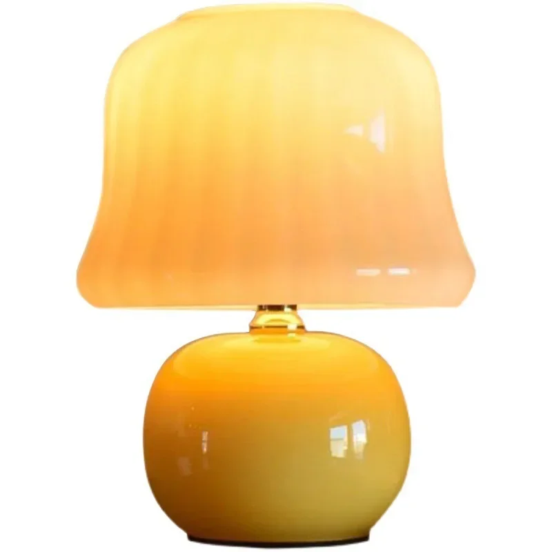 

Medieval cream mushroom small table lamp Xiaohongshu Internet celebrity creative atmosphere bedroom