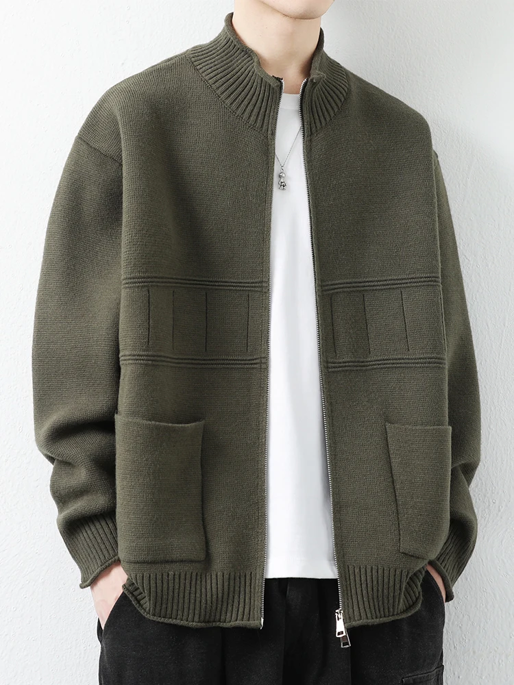 

Вязаный кардиган-жакет мужской свободного кроя с воротником-стойкой, осенне-весенний, модный бренд, теплый, на молнии, с декоративными элементами, длинный рукав...