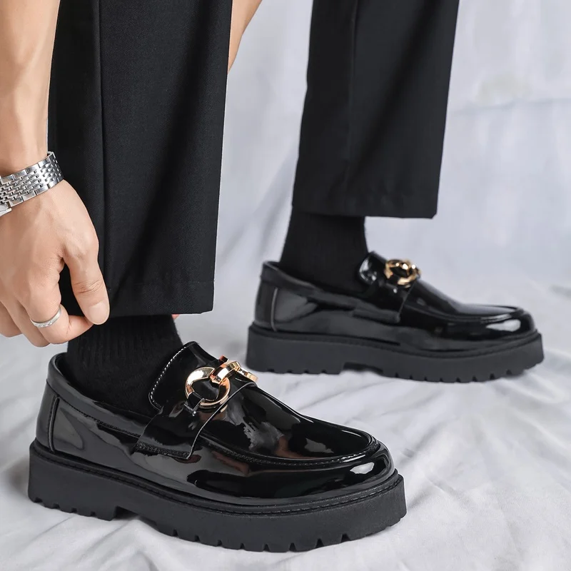 Herren-Freizeitsneakers, Herren-Slipper aus glänzendem Lackleder, Herren-Lederschuhe mit dicker Sohle und Metallschnalle, die die Körpergröße optisch erhöhen, Herren-Freizeitschuhe im britischen Stil für den täglichen Gebrauch. – Detail 11