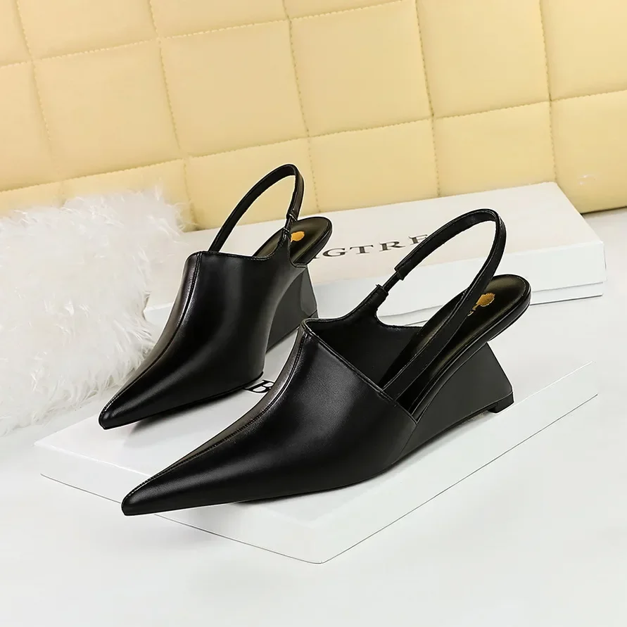 Women Retro 6.5cm High Heels Wedges Designer Pumps Strange Mules Lady Pointed Toe Middle Low Heels Patent Leather Classic Shoes