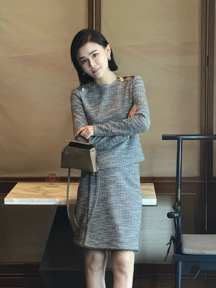 

Paris Seine Yuan ling round Ne T-irt Simple Faion Gold Button Design Spring Autumn Sle Ladies' irt