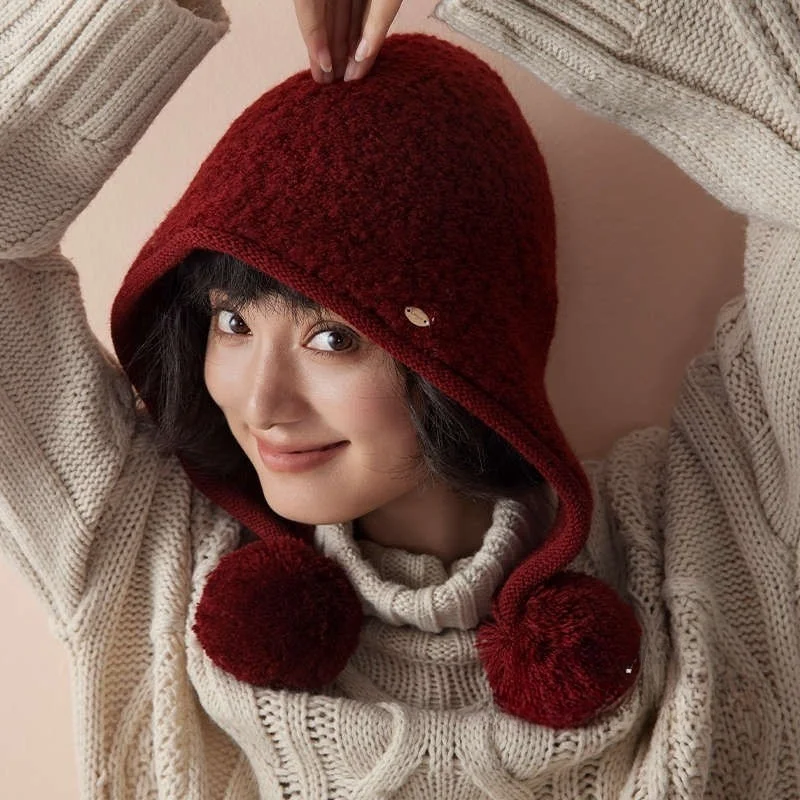 The relaxed and warm knitted cap is versatile for women