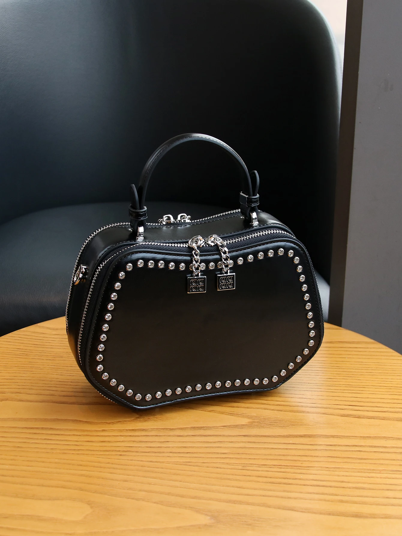 2026 trendy fashion ladies Joker small square bag heavy industry hardware design special-shaped bag advanced sense of luxury tem