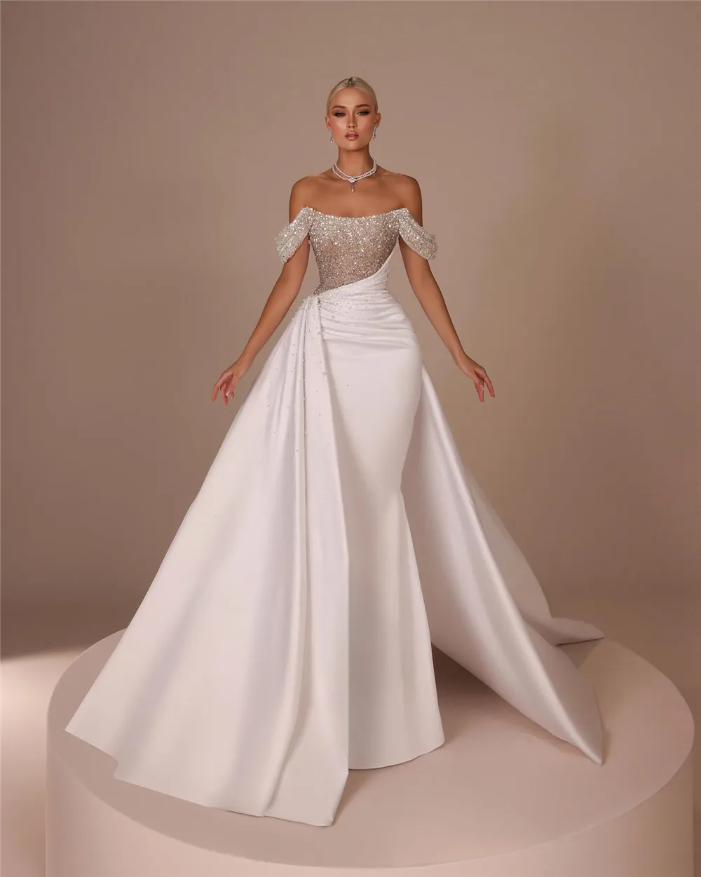 Robe de mariée fourreau élégante, épaules dénudées, paillettes scintillantes, froncée, en Satin, Haute Couture