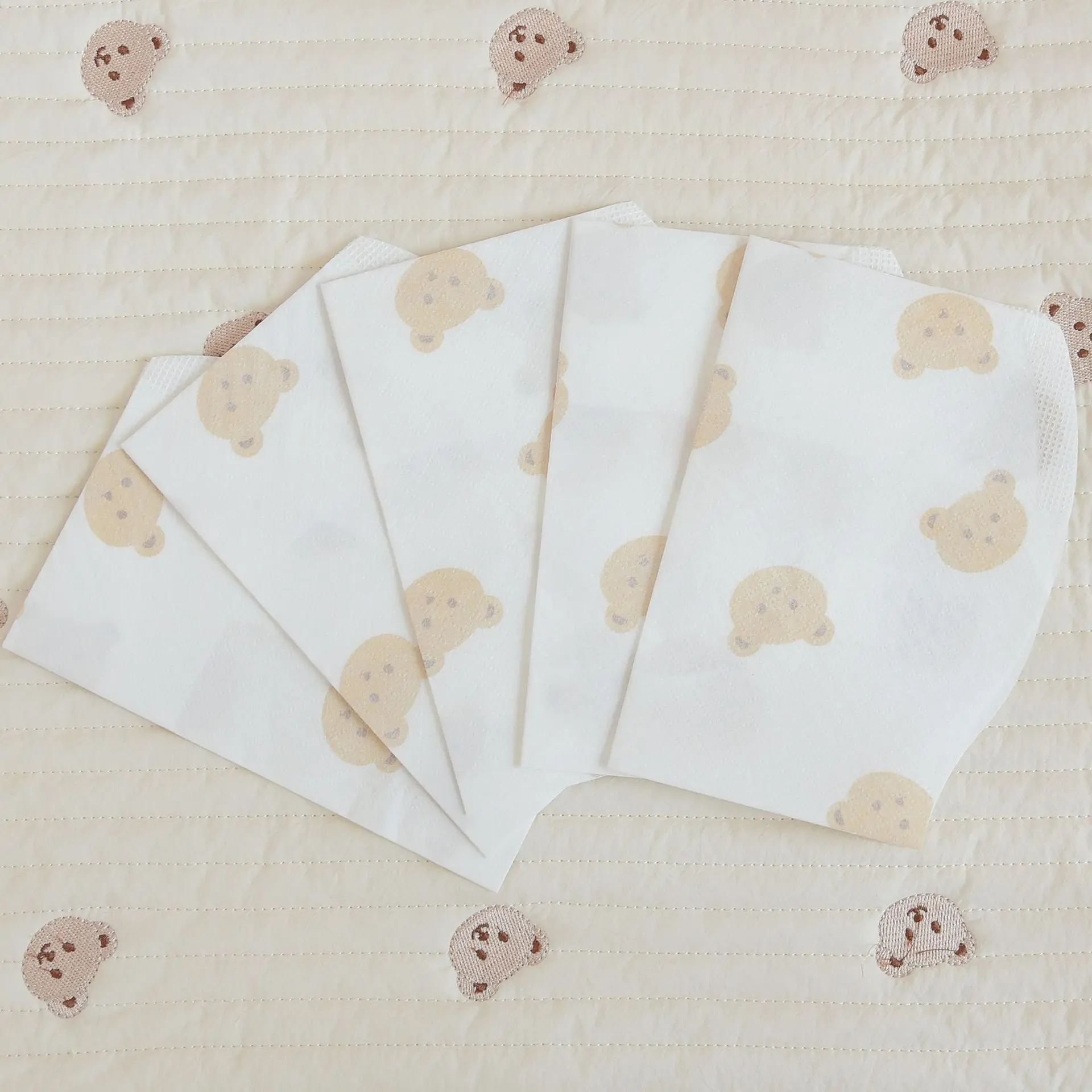 50pcs/pack Cute Bear Disposable Baby Bibs Non-woven Waterproof Newborn Drooling Bibs Outdoor Feeding Apron Eating Saliva Towel