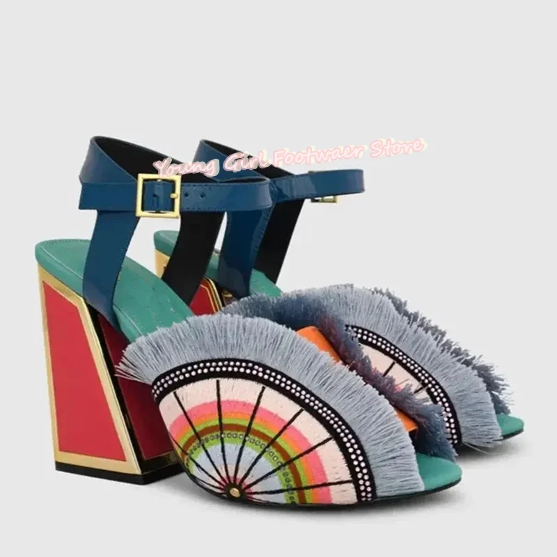 أحذية وردية بأشكال فريدة من نوعها على شكل مروحة مزخرفة بشراشيب صنادل مفتوحة من الأمام بكعب عالٍ غير تقليدي أحذية زفاف ملونة