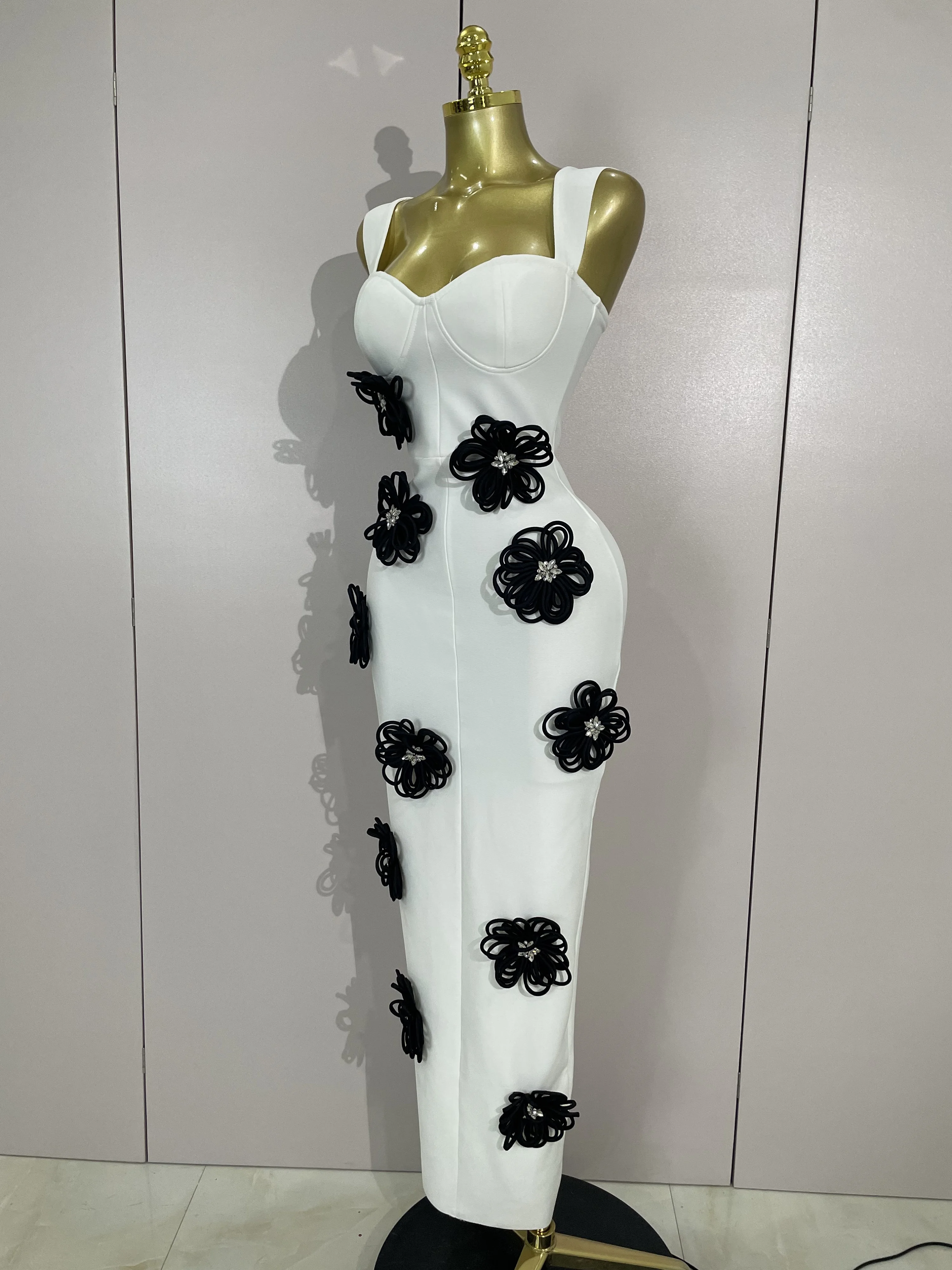 Elegancka, błyszcząca sukienka bandażowa z czarnymi kwiatami, białymi ramiączkami, długa, dopasowana do ciała, idealna na wieczorne przyjęcia, urodziny, bal, vestido.