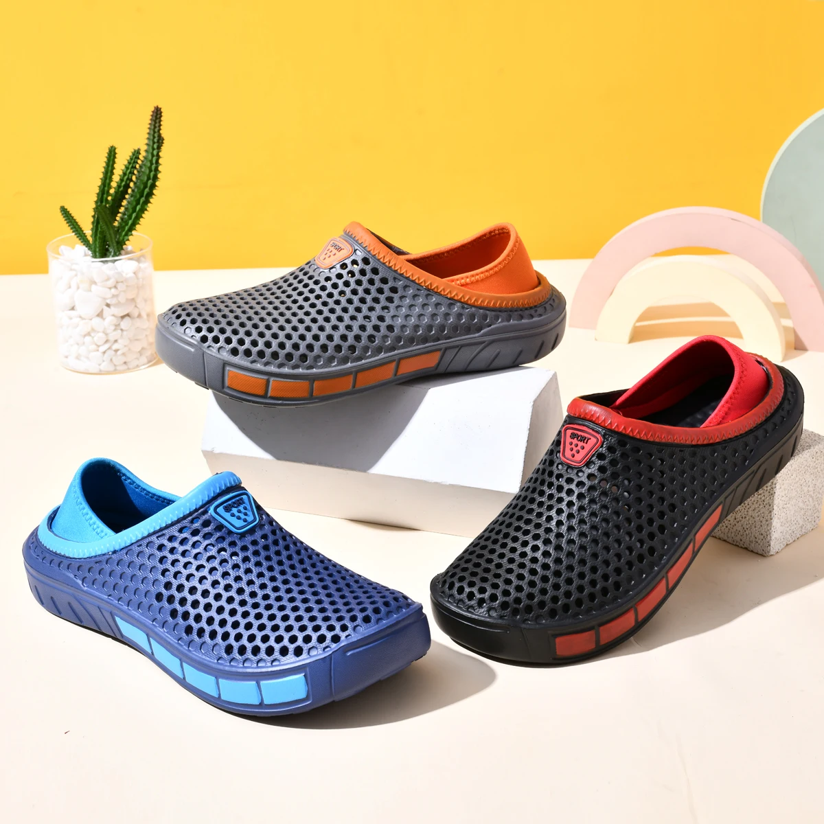 Breathable and lightweight, these men's casual clogs are highly versatile! Available in multiple colors, they redefine summer tr