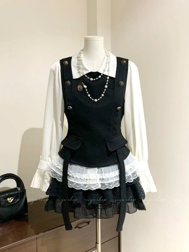 

Корейский студенческий стиль: милый ретро-комплект из 3 предметов для женщин – белая рубашка + шикарный жилет + пышная юбка. Новая модная готическая одежда. Весна 2026.