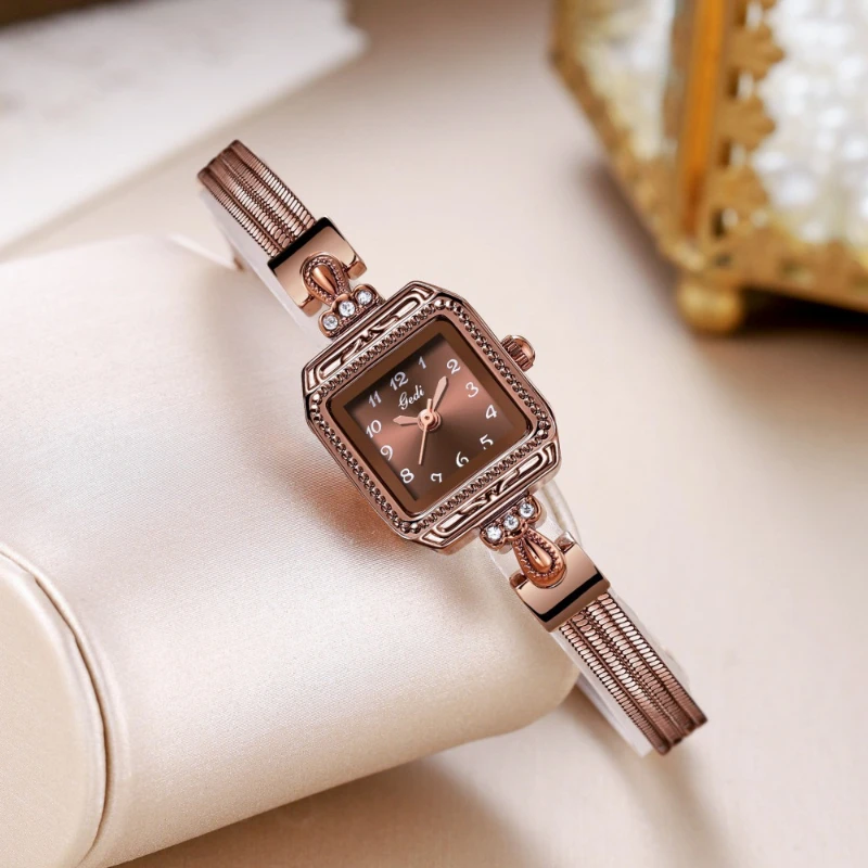 2024 simple fashion casual retro watch women\'s elegant bracelet light luxury small quartz women\'s temperament watch