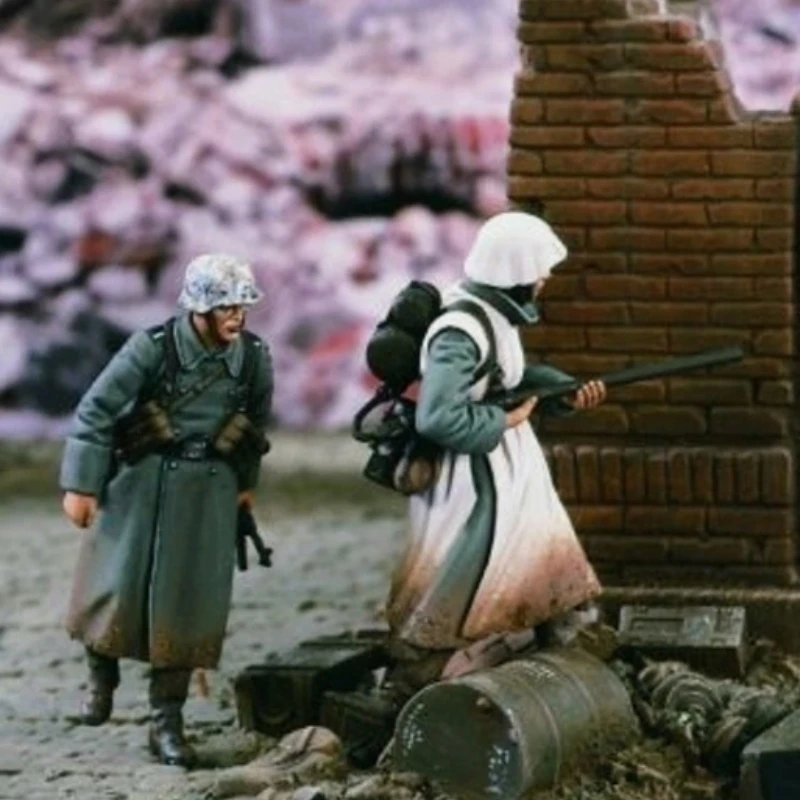 

1/35 Scale Die-Cast Resin Figure Model Kit WWII German Flamethrower Team 2 Figures Unassembled and Unpainted