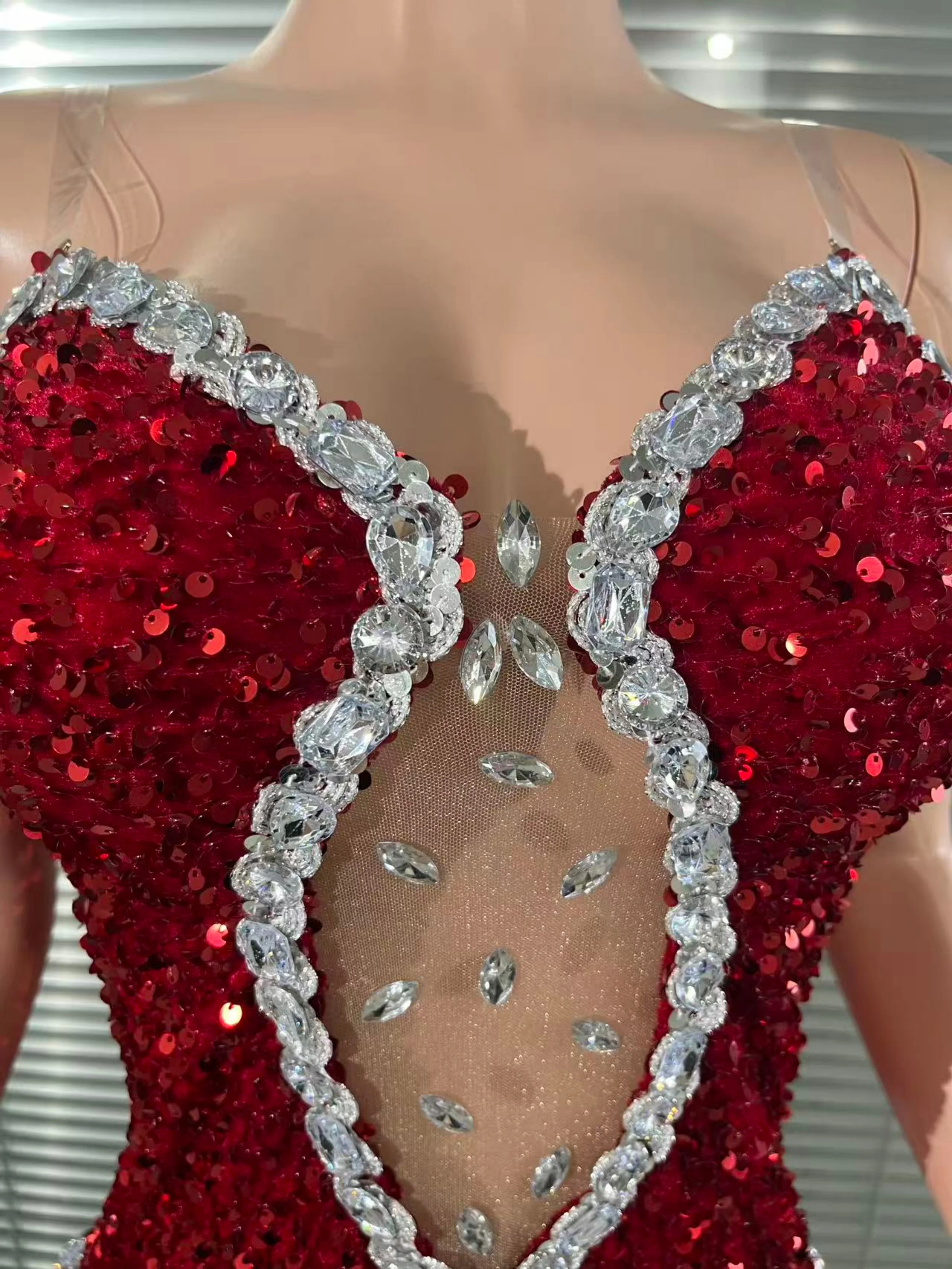 ชุดเดรสสั้นตาข่ายซีทรูประดับคริสตัลหรูหรา ประดับเพชรพลอยและเลื่อม สำหรับงานเลี้ยงฉลอง งานพรอม งานวันเกิด ถ่ายรูป