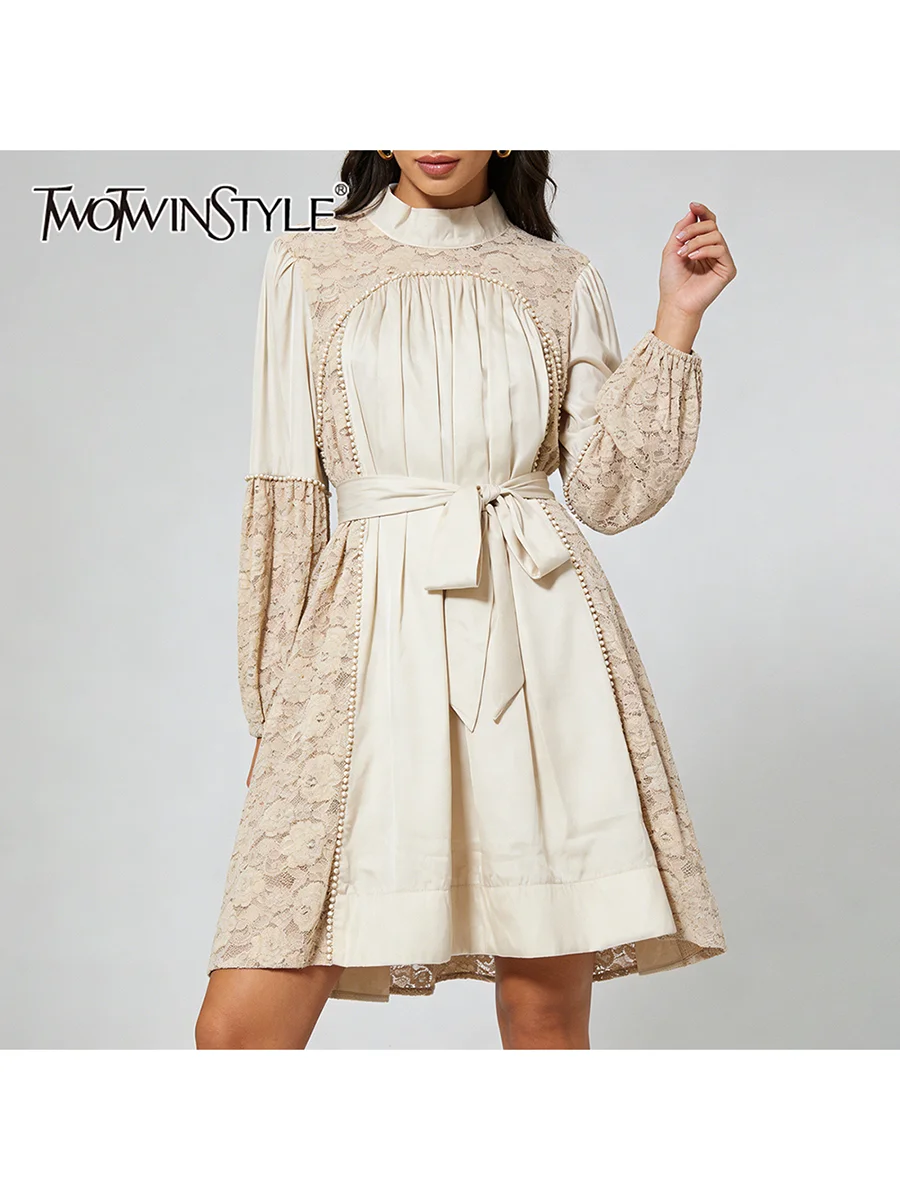

Платье TWOTWINSTYLE с пэчворком, кружевом и жемчугом для женщин, с воротником-стойкой, длинными рукавами, завышенной талией, однотонное, А-силуэт, на шнуровке, женское, 2026