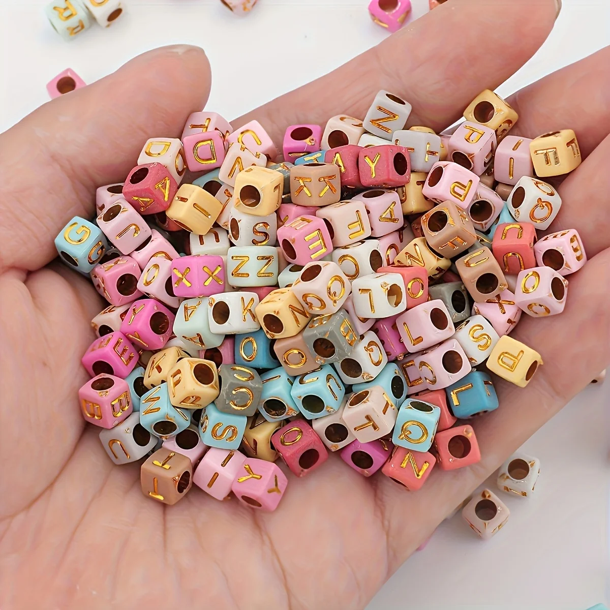 6mm 510 Stück Mehrfarbige Acryl-Buchstabenperlen mit Farbigem Hintergrund, für Schmuckherstellung, DIY-Basteln, Halsketten und Schlüsselanhänger – Detail 2
