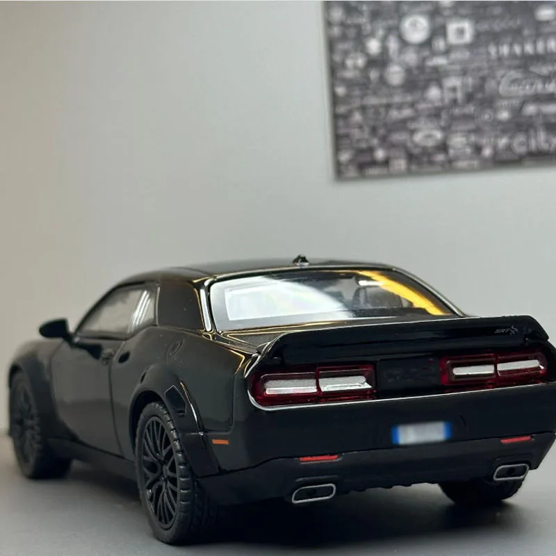 Modèle de voiture en alliage avec simulation sonore et lumineuse, collection pour garçons, jouet en métal moulé sous pression Dodge Challenger 1/32, cadeau sportif