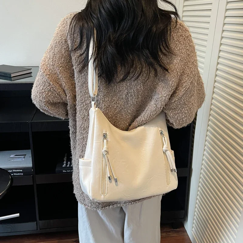 Luxuriöse minimalistische Wickeltasche, elegante Damen-Umhängetasche, Designer-Vintage-Tragetasche aus Leder, für modische Mütter.
