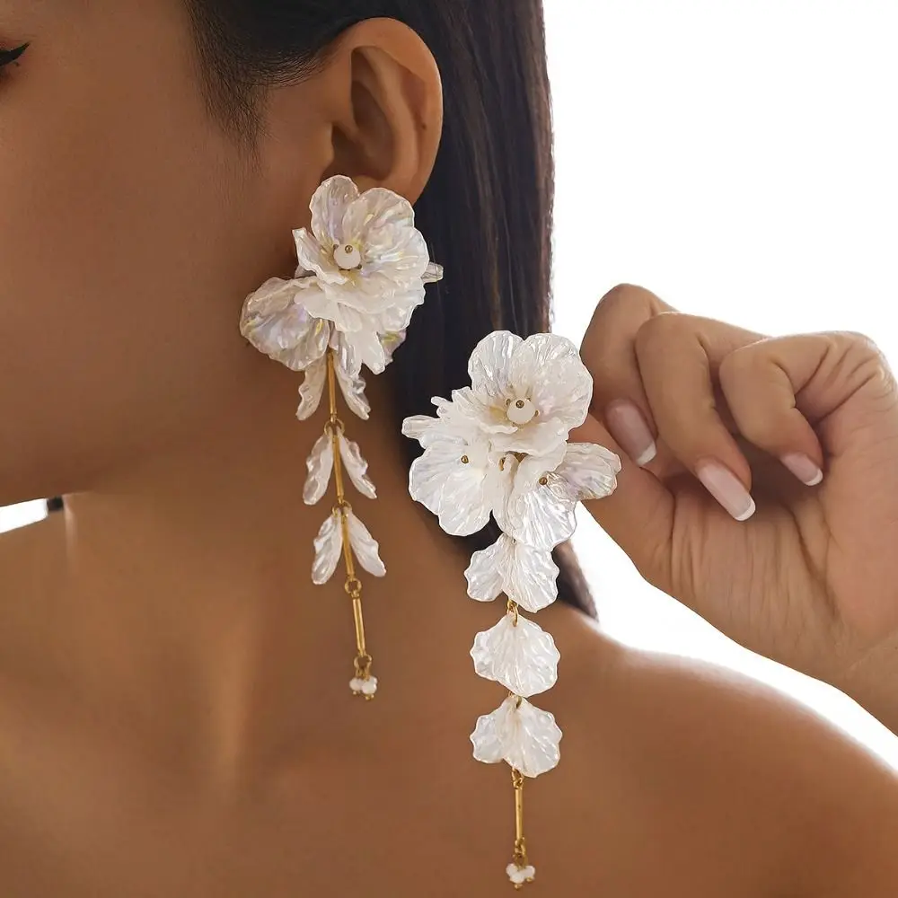 

Elegant 3D Flower Necklace Earrings Delicate Luxury Petal Long Tassels Jewelry Iron and Plastic White Flower Clavicle Necklace