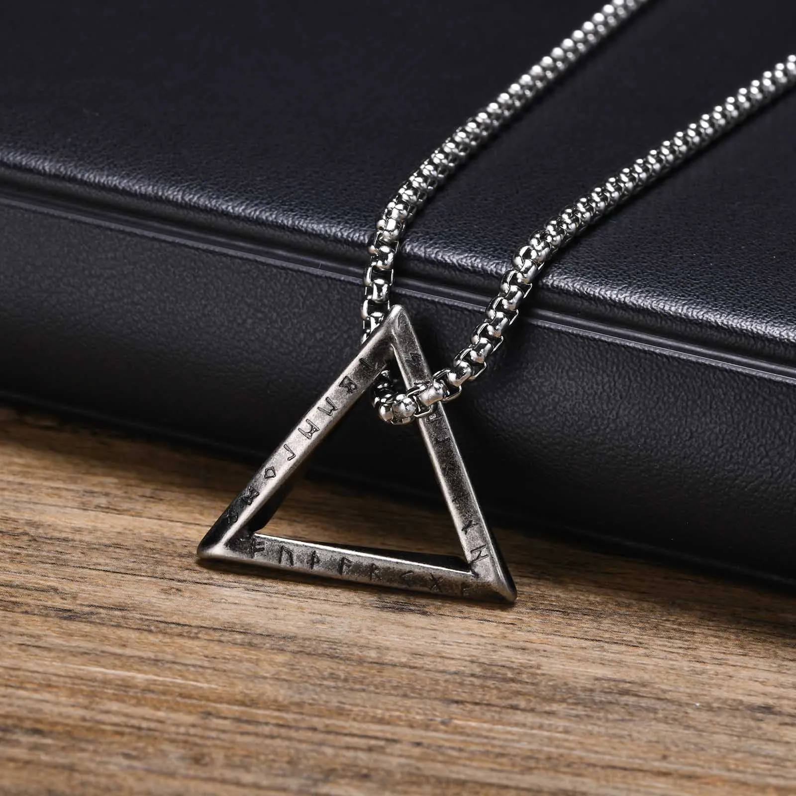 Nordische Wikinger-Halsketten für Herren für Jungen, wasserdichter dreieckiger geometrischer Anhänger aus Edelstahl, Amulett-Kragen, 55/60/70 cm Kastenkette – Detail 8