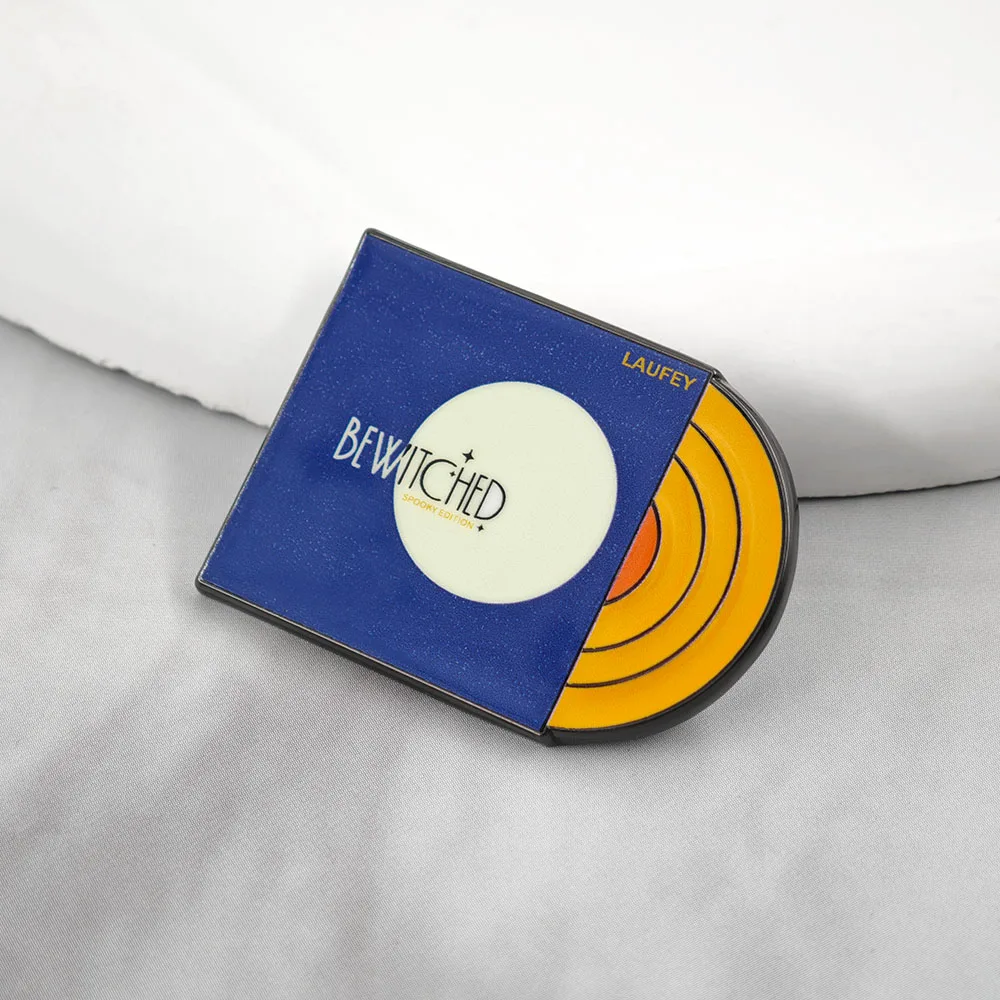 Laufey-Bewitched Spooky Edition Brosche Vinyl-Schallplatte Metall-Abzeichen Jazz-Pop-Album Emaille-Pin Fan-Geschenk – Detail 6