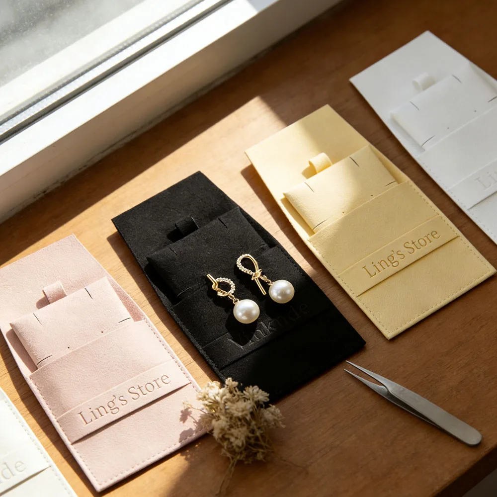 

50 комплектов подарочных мешочков для ювелирных изделий из микрофибры с логотипом на заказ, с вкладышем-подушечкой, замшевым конвертом и клапаном, для ожерелий, серег, браслетов