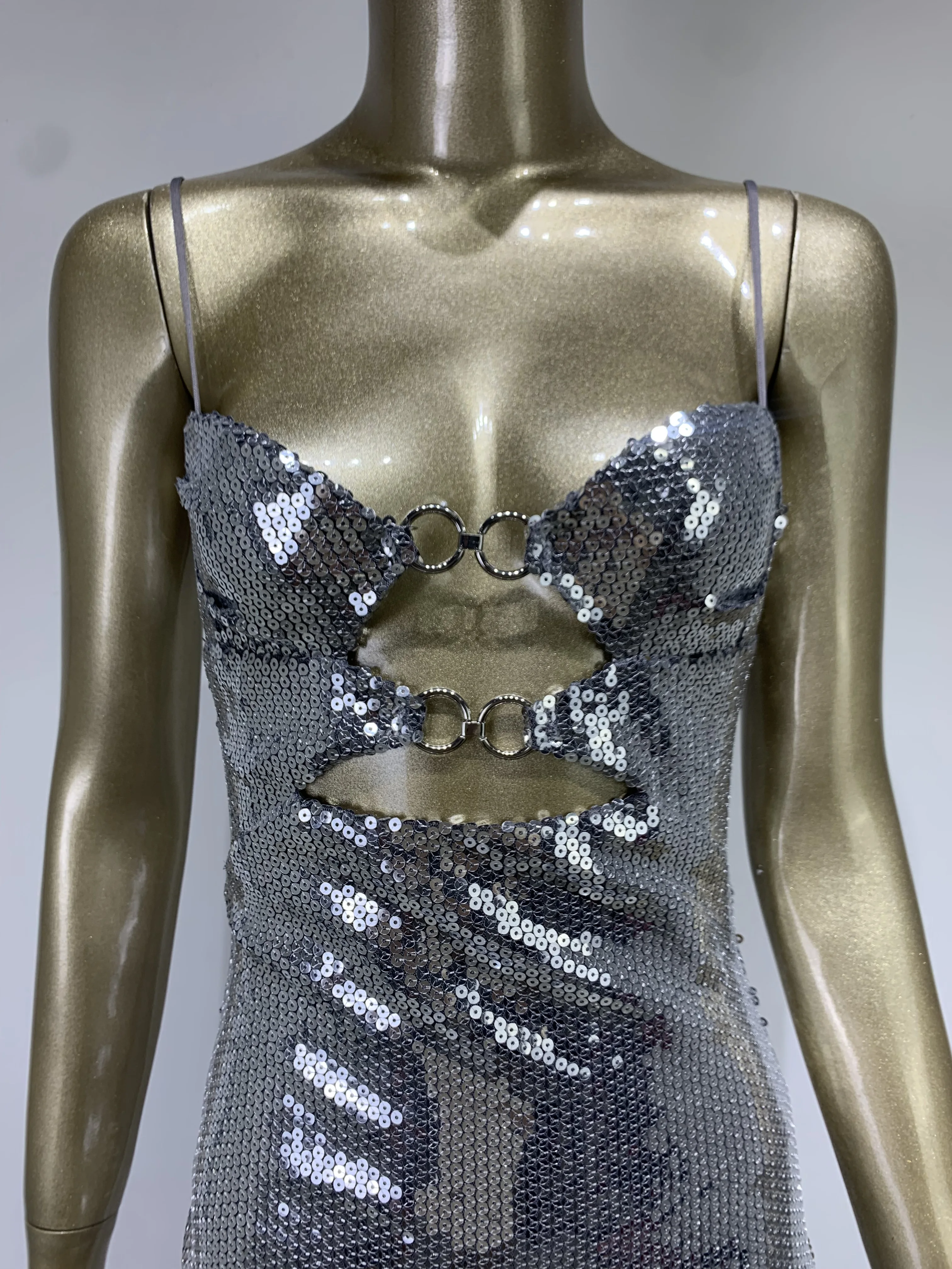Donne estate moda Sexy senza maniche maglia paillettes argento scintillante Mini vestito aderente 2024 elegante vestito da spettacolo teatrale del