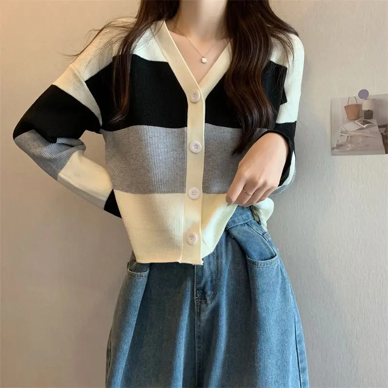 V-neck Contrasting Striped Long Sleeved Knitted Cardigan Women\'s New Loose and Versatile Casual Chic Jacket Top Trendy