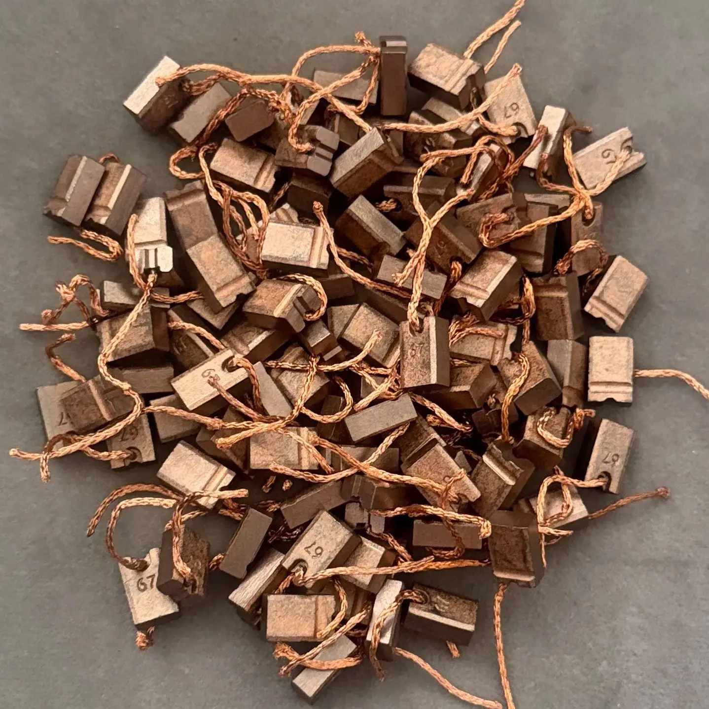 

100 шт. двигатель насоса дегазации # Угольная щетка 67 5*8*12 мм для деталей диализной машины Freseniu s 4008