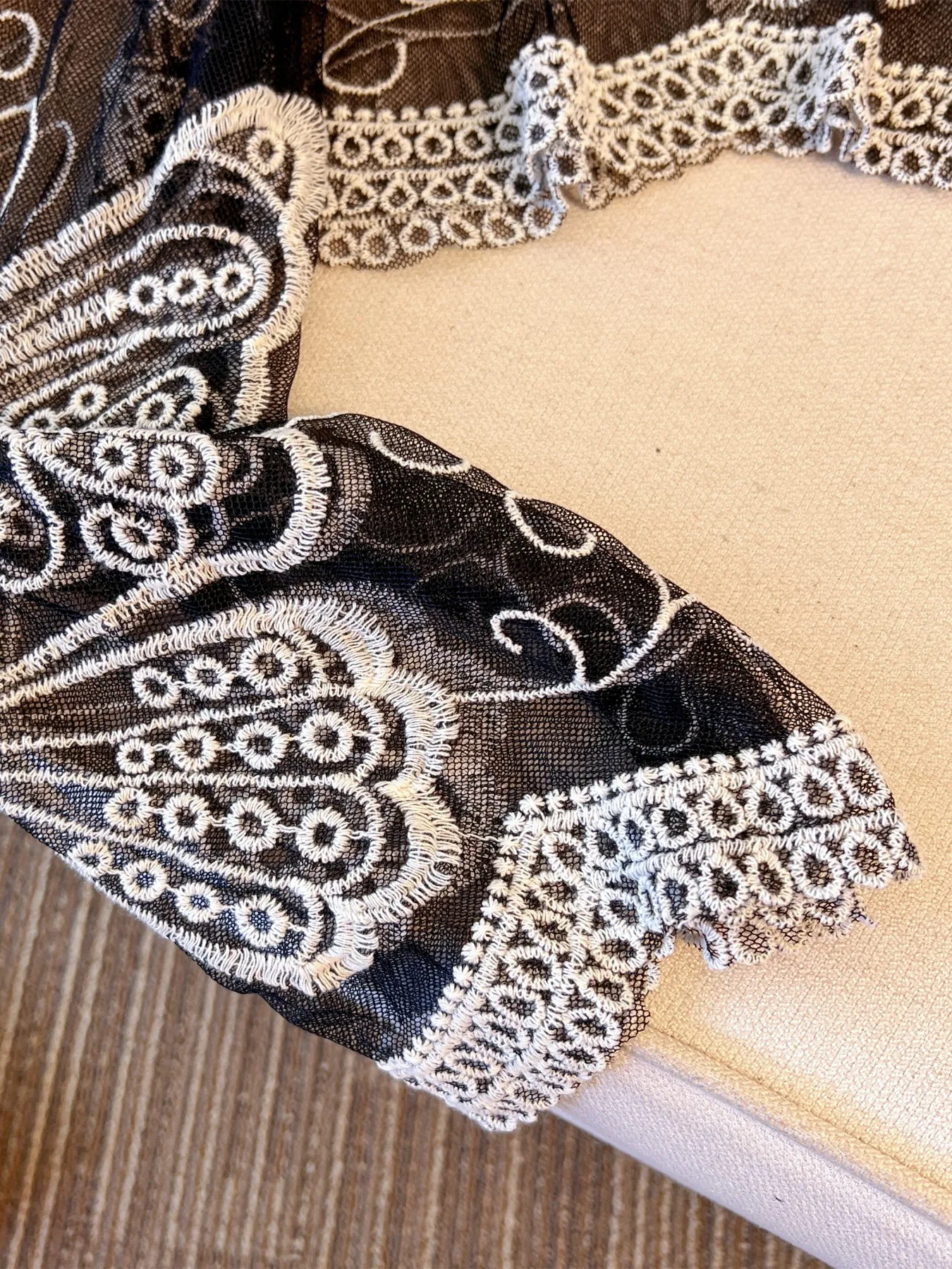 Couverture de plage d'été pour femmes avec maille, broderie de papillons, col rond évidé, haut court à manches longues, chemise de protection solaire