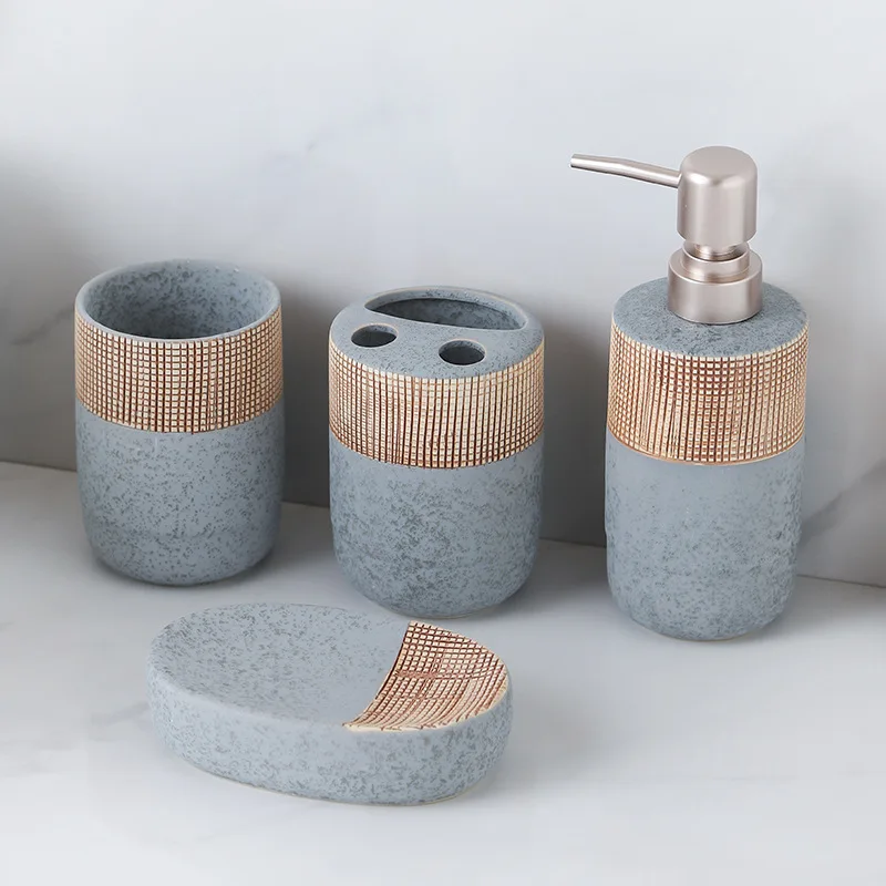 

Набор для ванной комнаты из четырех предметов: флакон для лосьона, мыльница, керамический набор для ванной комнаты, в стиле легкой роскоши, с деревянной подставкой и декором в виде тату.