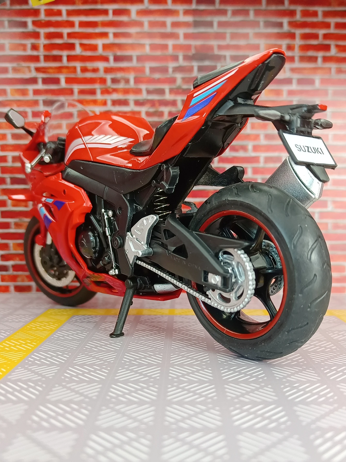 CCA 1:12 スズキ GSX-R1000 合金製バイクモデルカー、コレクションに最適で、子供たちへの誕生日プレゼントとしても贈ることができます。