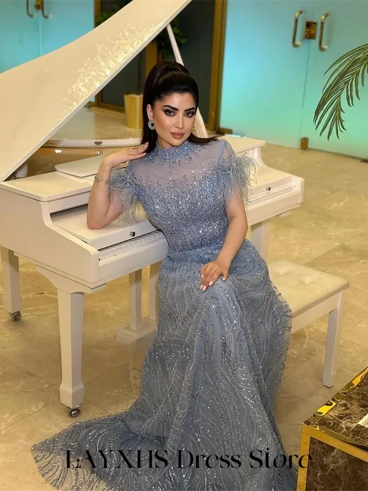 فساتين سهرة رسمية رائعة من LAYXHS باللون الأزرق المغبر ورقبة عالية من الدانتيل والترتر والريش على شكل حرف a فساتين لحضور الحفلات الموسيقية مخصصة من Fستان Sherese
