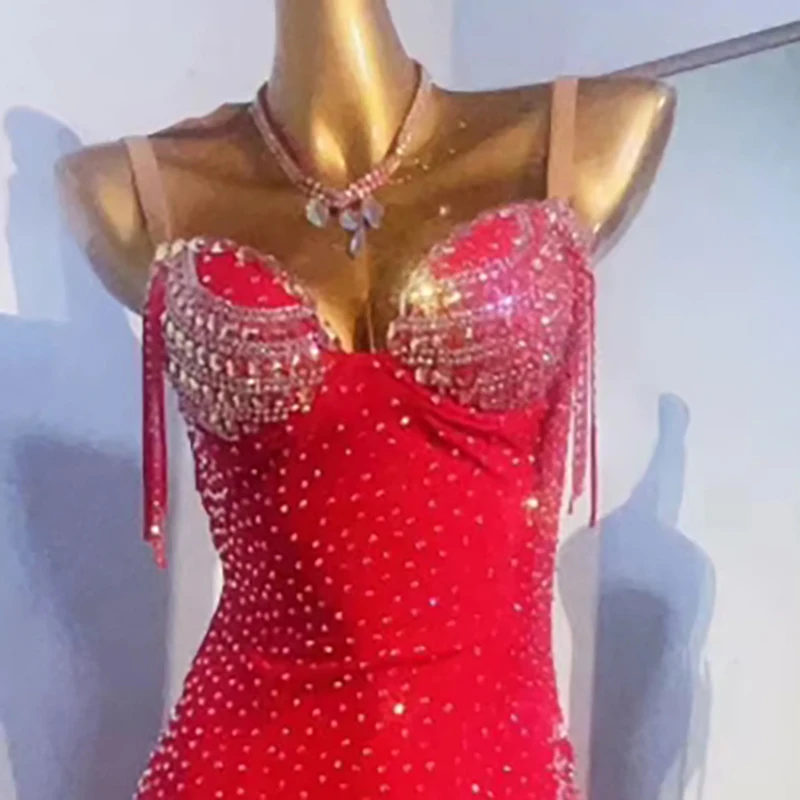 Abito da ballo latino da donna di fascia alta personalizzato grande gonna diagonale rossa con bretelle Samba Art strass spettacolo costume