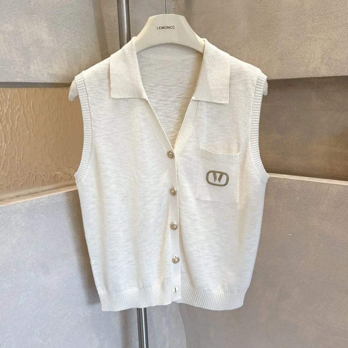 Damesmode Letter Effen Kleur Turn-down Kraag Mouwloze T-shirts Lente Zomer Vintage Knoppen Elasticiteit Geborduurde Tops