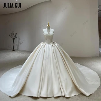 Suknia ślubna Julia Kui Luxury Satin Decoration Pearls Sweetheart Puffy Ball Gown, z odkrytymi ramionami, trenem kaplicznym i zdobieniami z pereł.