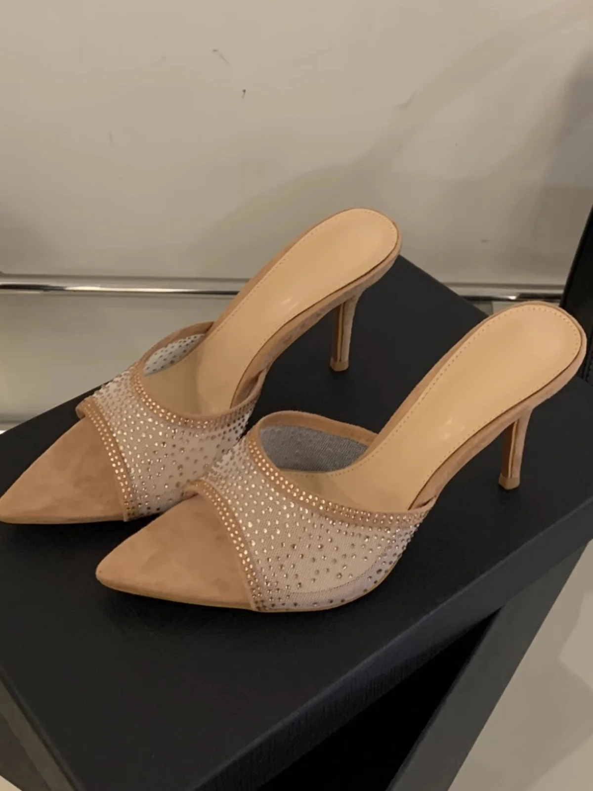 

Новинка 2024, босоножки на высоком каблуке с открытым носком, уличная одежда с одним ремешком, блестящие европейские модные туфли на плоской подошве с одним ремешком