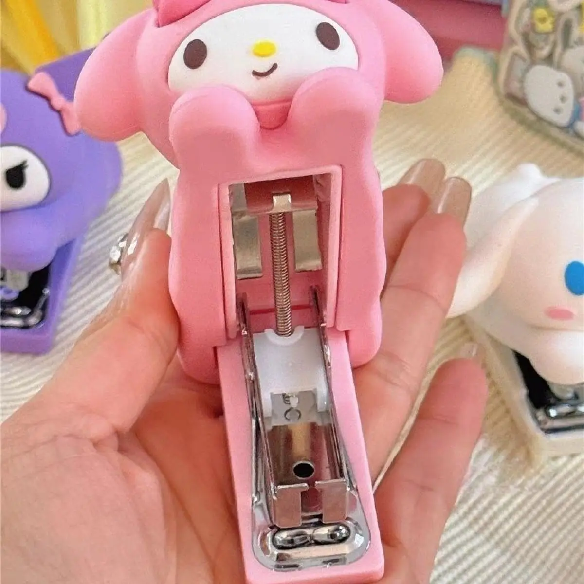 Sanrio Kawaii Cinnamoroll Cucitrice per styling in silicone Studente Nuovo stile Cartoon Piccolo raccoglitore portatile per libri di cancelleria per ufficio domestico