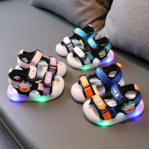 LED 어린이 샌들 소년 소녀 2023 여름 새로운 어린이 만화 빛나는 조명 아기 신발 패션 스포츠 부드러운 바닥 해변 신발