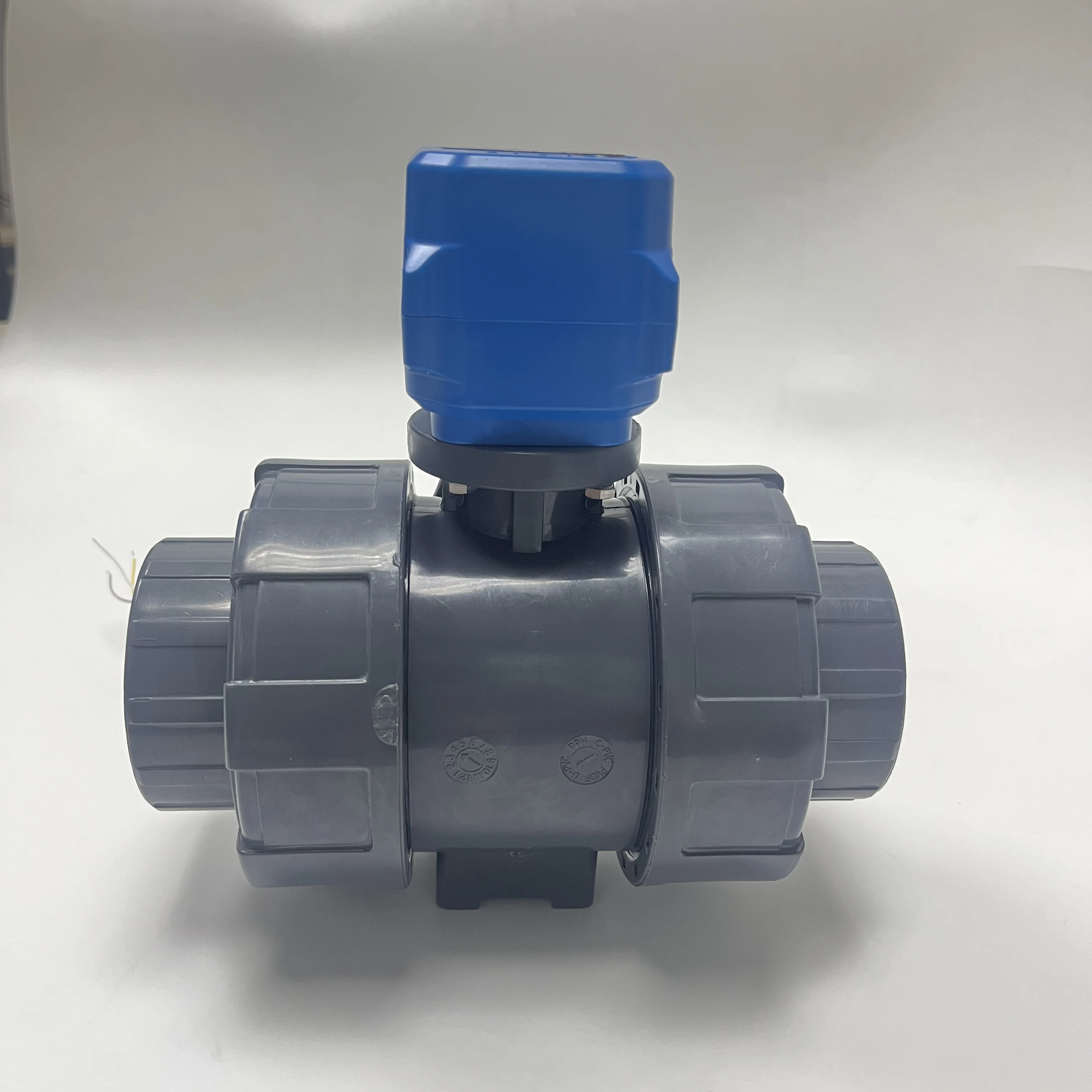 صمام كروي للتحكم في المياه بمحرك كهربائي ثنائي الاتجاه لأنظمة الأنابيب 2 "DN50 PVC/UPVC مقاومة وسائط الأحماض والزيت بدرجة حرارة عالية
