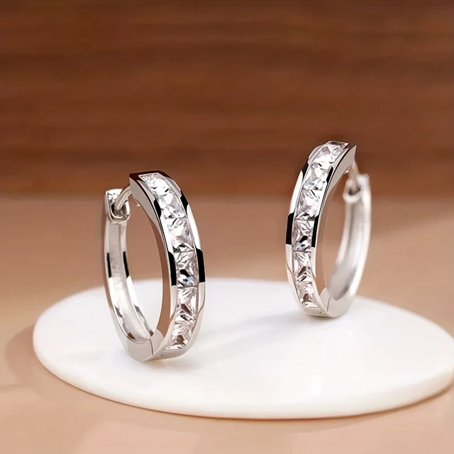 Kolczyki Huitan Hoop z cyrkonią księżniczki Wykwintne kolczyki w kształcie koła dla kobiet Srebrny kolor Moda Wszechstronna biżuteria