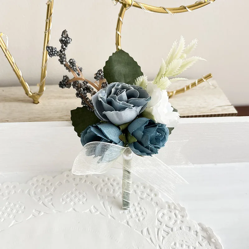 Boutonniere akcesoria ślubne dziurka na guziki pana młodego nadgarstek stanik panna młoda Boutonniere dla mężczyzn sztuczne kwiaty czerwone róże jedwabna kość słoniowa