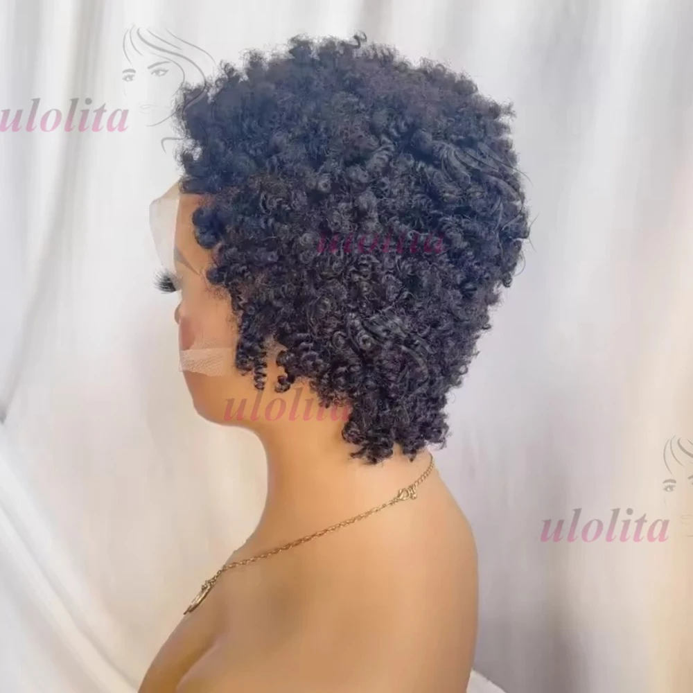 Premium 13x4 Lace Front Kurze Caterpillar Lockige Echthaarperücke in Naturfarbe aus brasilianischem Remy-Haar, geeignet für den täglichen Gebrauch von Frauen. – Detail 6