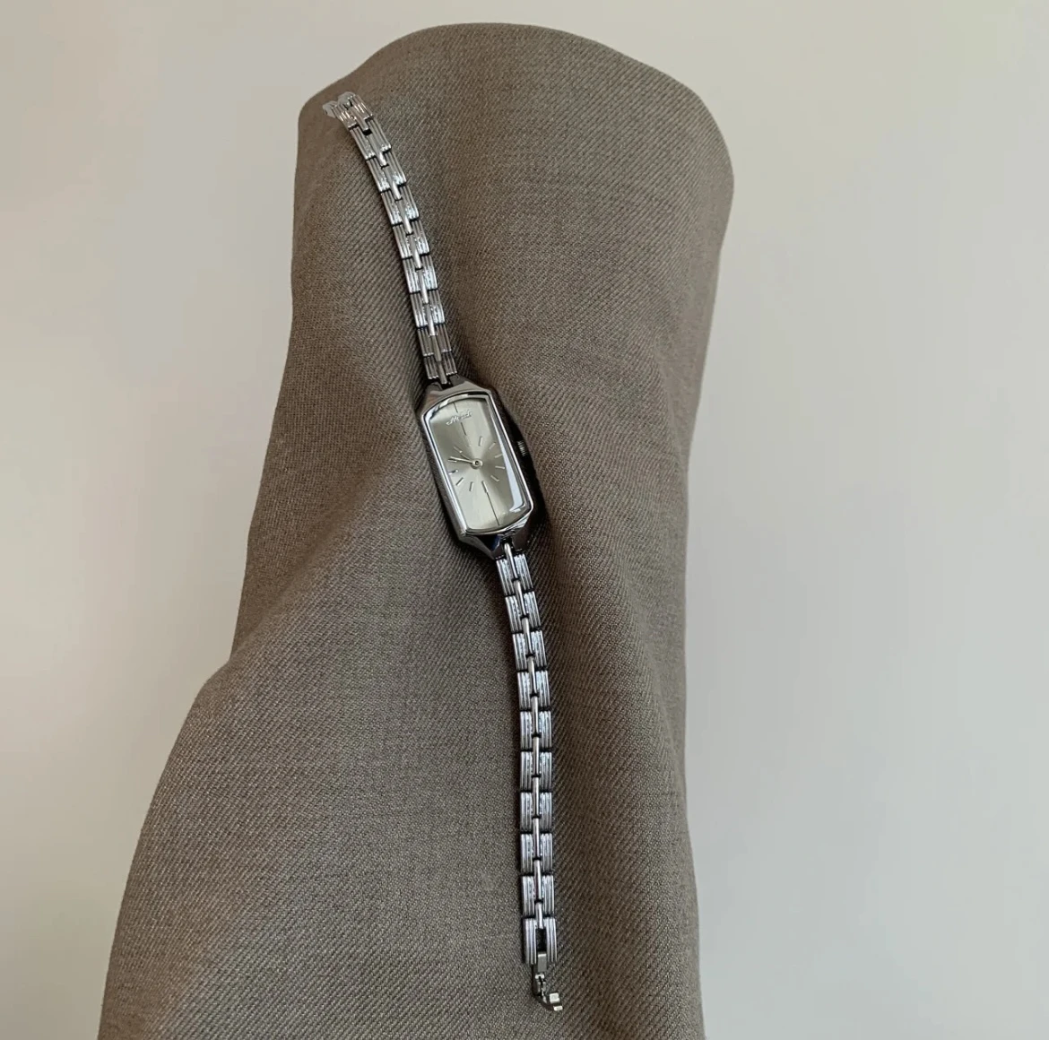 

Дизайнерский смысл, изысканный серебристо-серый стальной ремешок, кварцевые часы для пожилых людей, темперамент, женские модные часы, подарок для женщин