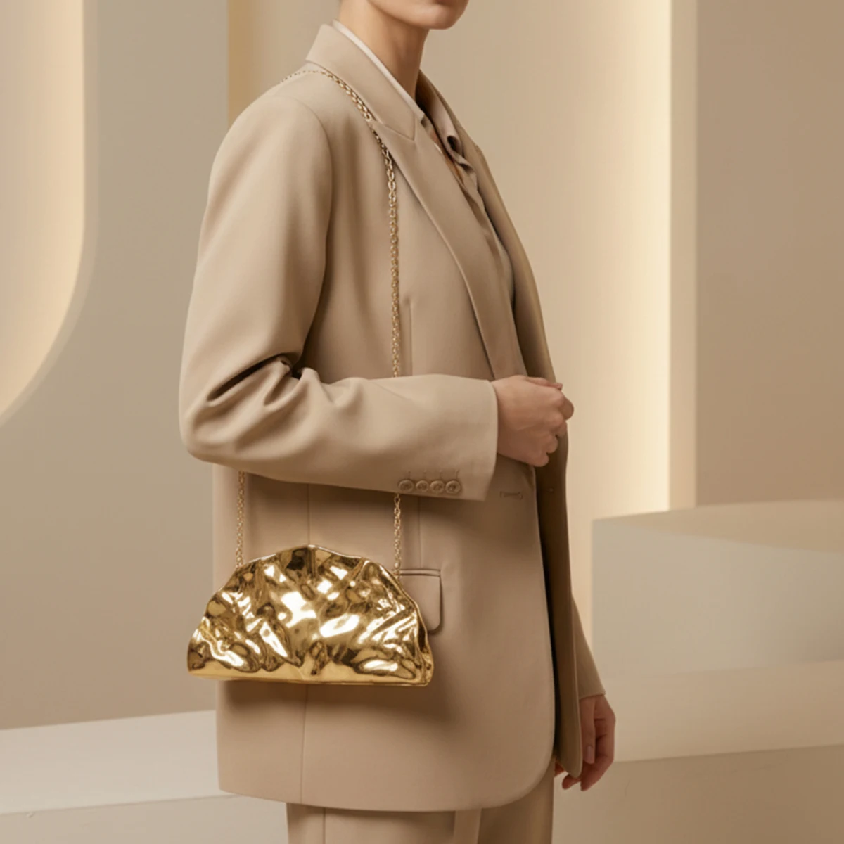 Women's Shimmering Metallic Texture Evening Bag Luxurious Gold Acrylic Scallop Clutch Suitable for Parties Banquets