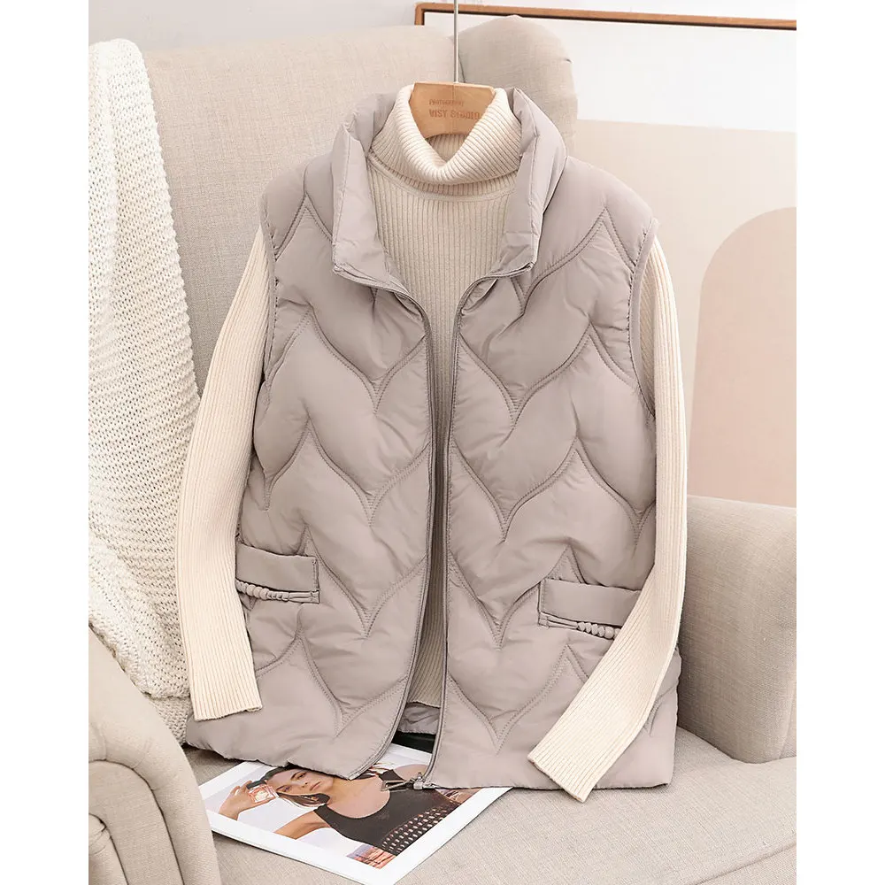 

Модный женский пуховый жилет-безрукавка, зимняя верхняя одежда, утепленный, с вышивкой, из нейлонового волокна, полиуретана, полиэстера, с внутренней подкладкой...