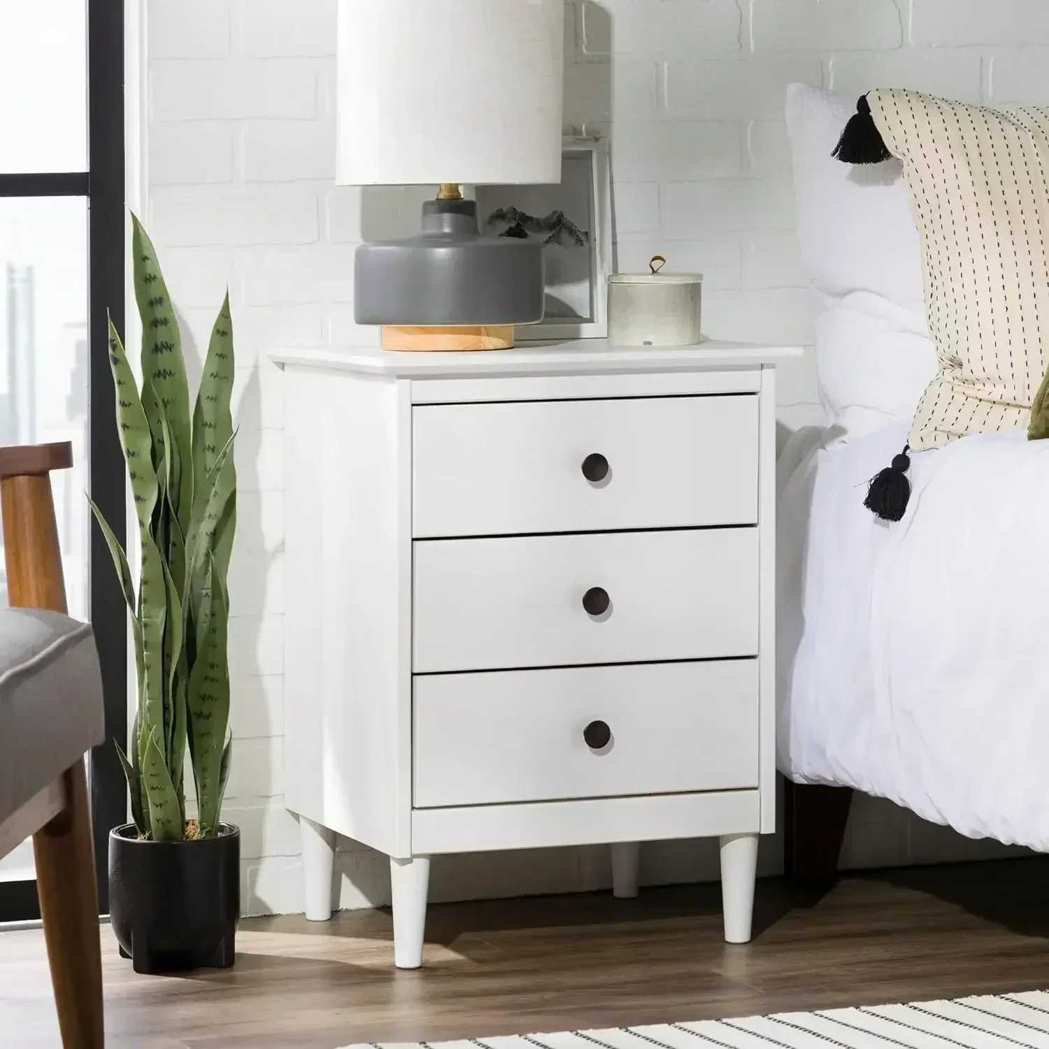Edison tradicional madeira 3 gavetas mesa de cabeceira mesa lateral quarto gaveta de armazenamento e prateleira mesa de cabeceira, 18 polegadas, branco
