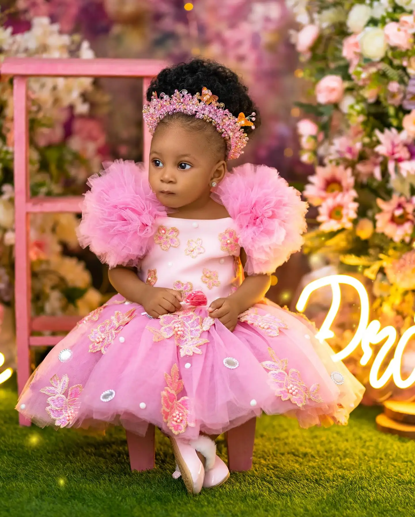 Różowe sukienki urodzinowe dla dziewczynek, aplikowane sukienki do kolan dla dziewczynek sypiących kwiatki, sukienki dla niemowląt i dzieci do sesji zdjęciowych, szyte na miarę.