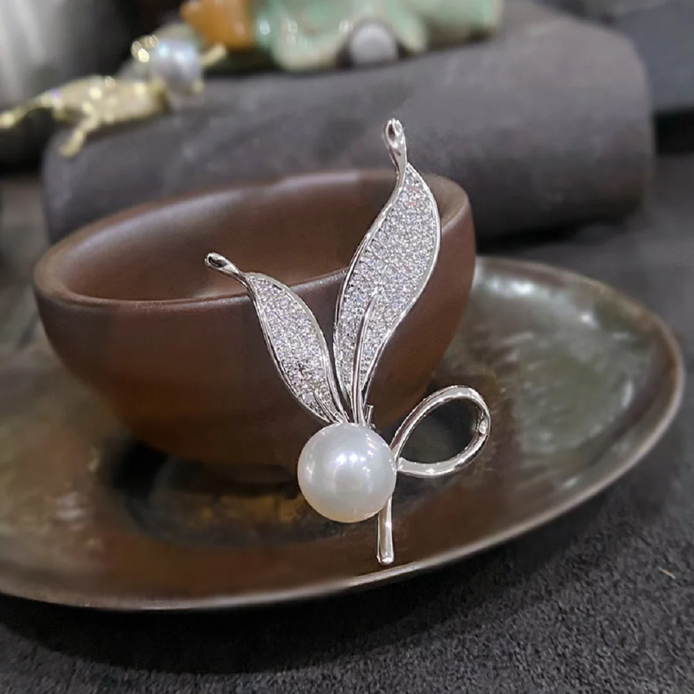 

Fashionable leaf brooch inlaid with zircon and gold-plated temperament pin, natural pearl chest flower AAA10-11mm