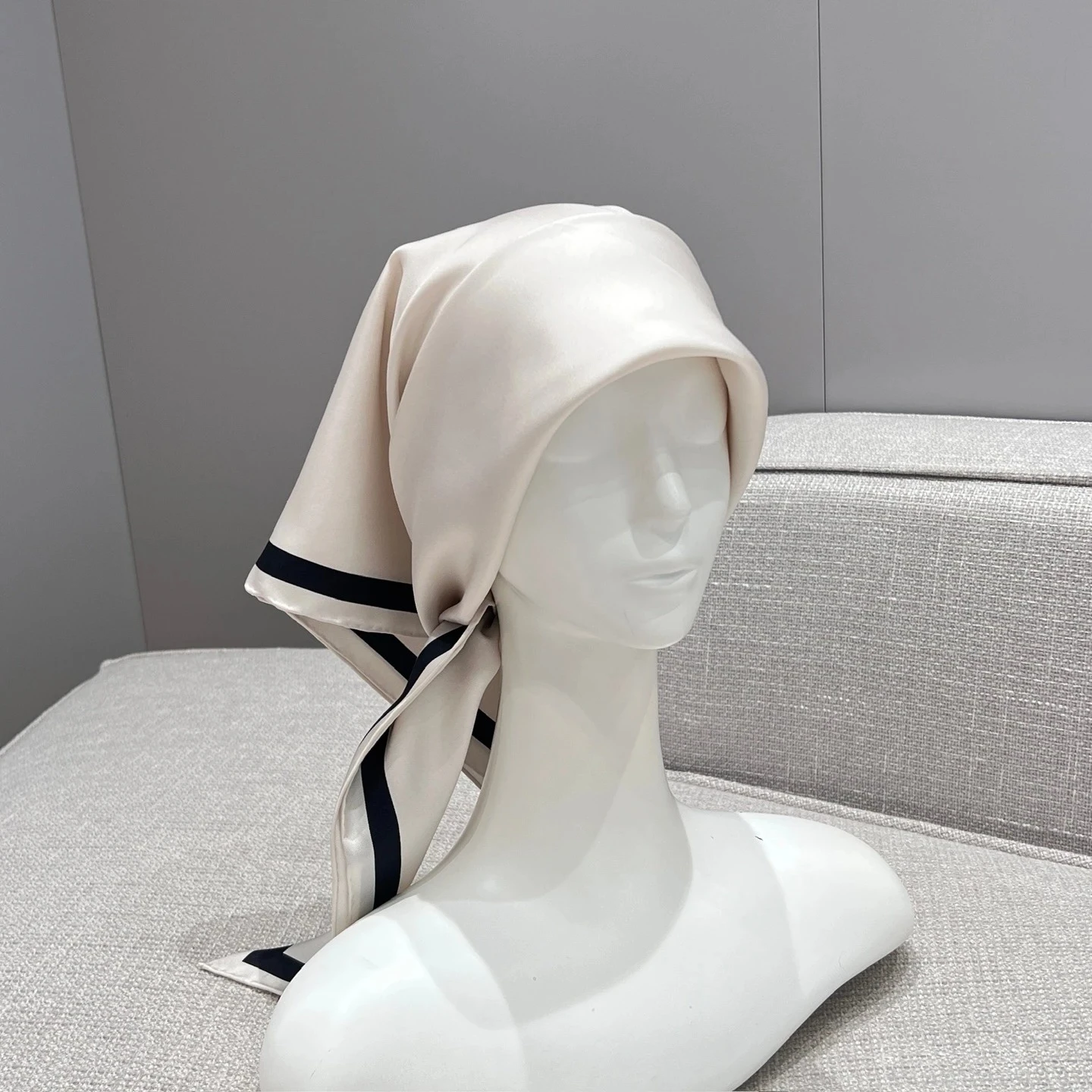 Luxuriöser Damen-Seidenschal, schlichter schwarz-weißer großer quadratischer Schal, Sonnenschutz-Schal, vielseitiger dünner Schal, Halstuch, Geschenke
